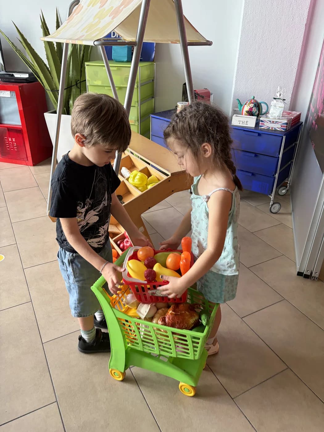 Bambini durante un'attività pratica in inglese a The Link
