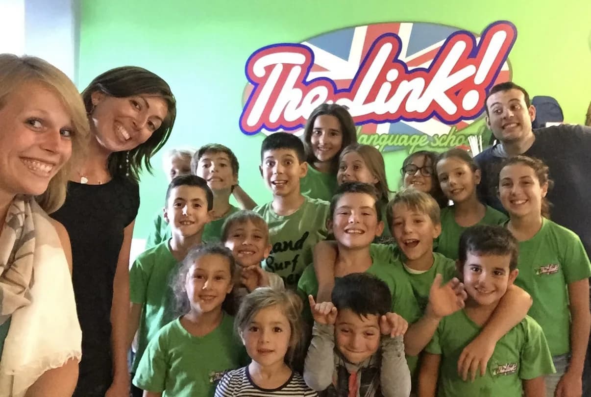 Studenti e insegnanti insieme davanti al logo The Link