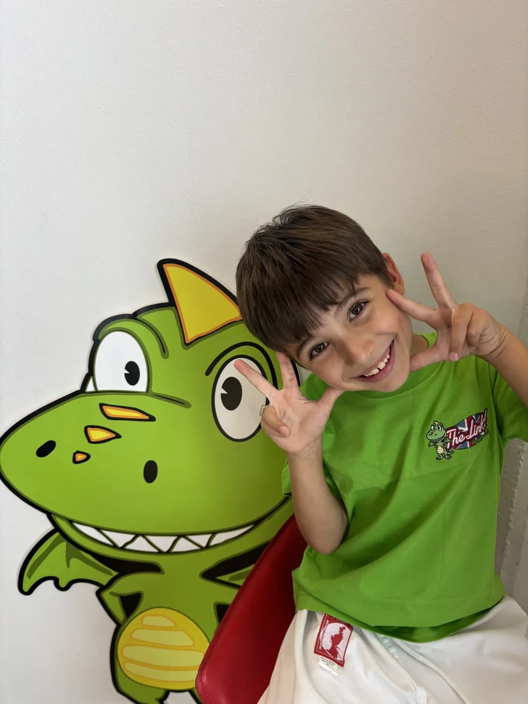 Uno studente di The Link insieme a Linky, la mascotte della scuola