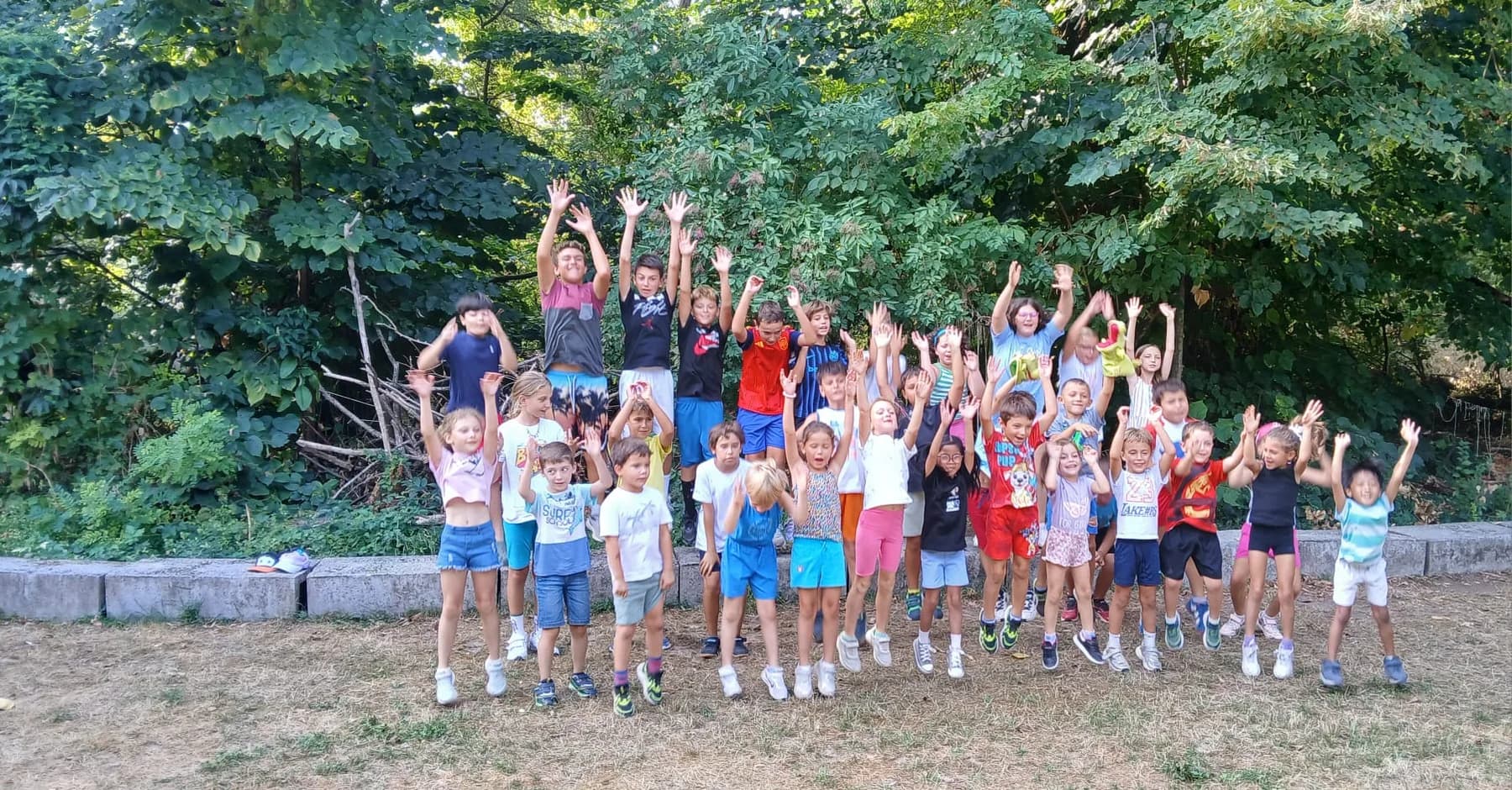 Il gruppo del Summer Camp The Link durante un'attività all'aperto